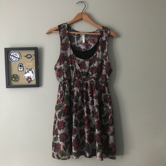 Sleeveless Floral Dress - Picture 2 of 5